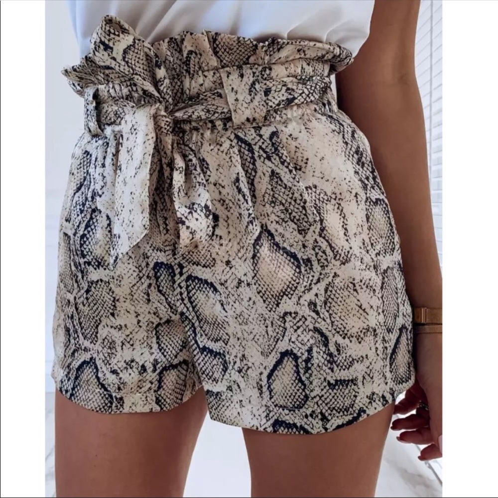💃🏻Bella Snake Skin Shorts - Picture 3 of 4